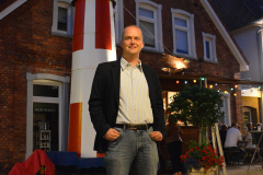 Frank-Jagels-vor-dem-Leuchtturm-auf-dem-Sommerfest-an-der-Welle